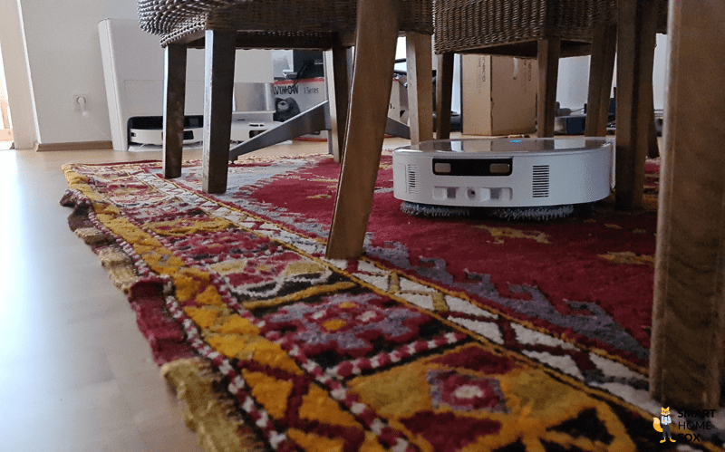 Der ECOVACS DEEBOT X5 OMNI navigiert um die Stuhlbeine herum.